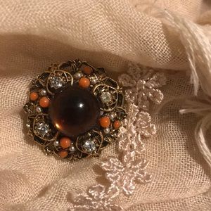 ⭐️HP 10/22⭐️Lucite cabochon vintage brooch